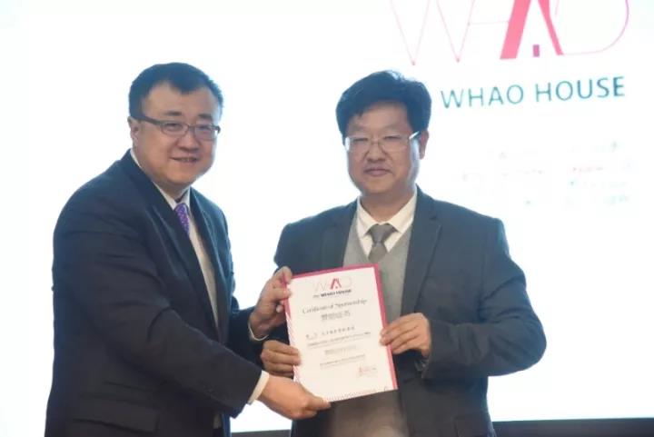 清华大学党委常委、副校长杨斌为华体会官方网页版总裁李旭禄颁发证书